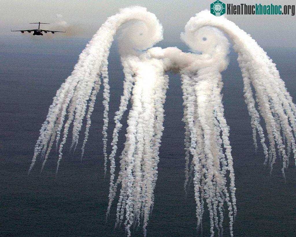 Khói được tạo ra bởi động cơ tên lửa trên một chiếc máy bay Boeing C-17 Globemaster III