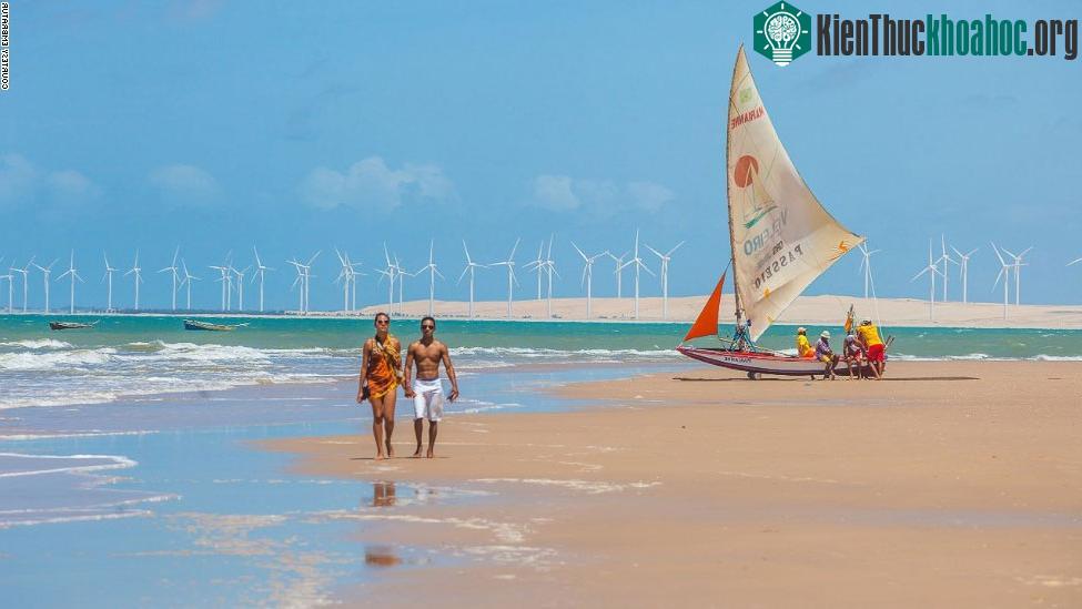 Bãi biển Canoa Quebrada là một trong những kiệt tác tự nhiên ở Brazil với những cồn cát hồng mộng mơ và biển xanh trong vắt