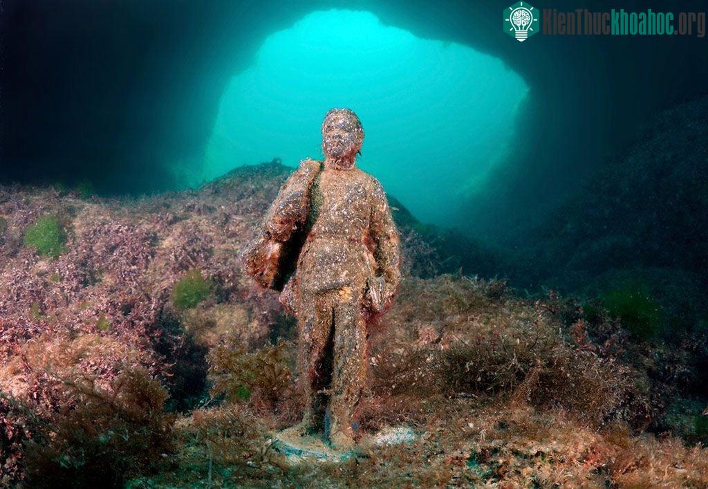 Bức tượng của lãnh tụ Lenin .