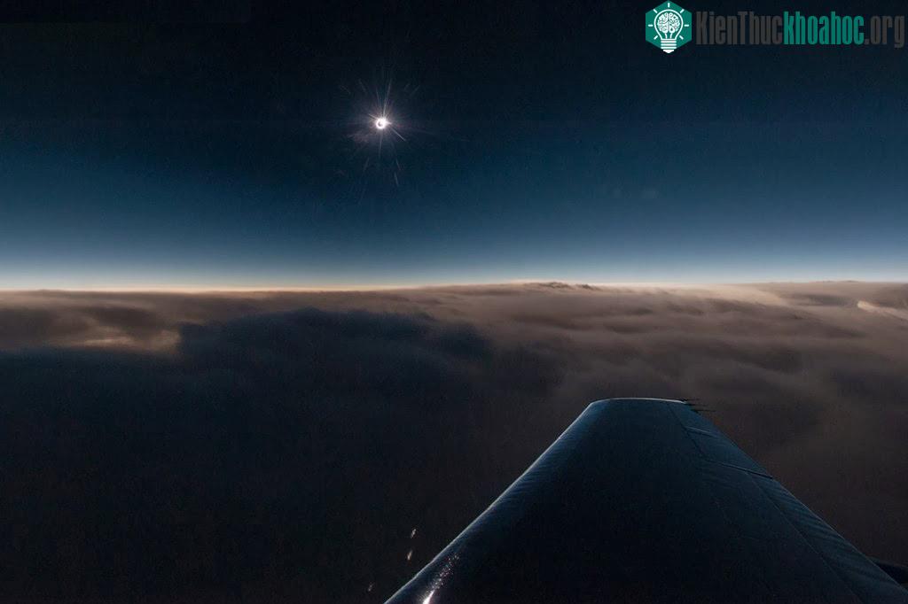 Nhật thực ở độ cao 44.000 ft (13.411 m