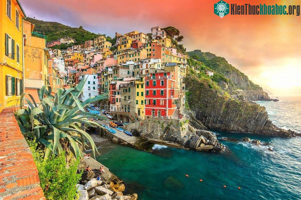 Những ngôi nhà rực rỡ tại Riomaggiore, Italy.
