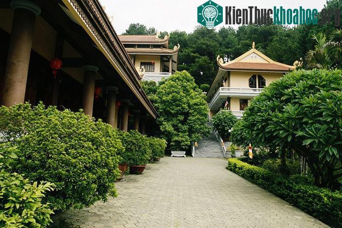 Thiền viện Trúc Lâm Tây Thiên được xây dựng mới trên chính nền tảng của Thiên Ân thiền tự cổ, có lối kiến trúc mang dấu ấn của một ngôi chùa Việt. Bạn phải leo qua hàng trăm bậc đá mới đến được cổn...