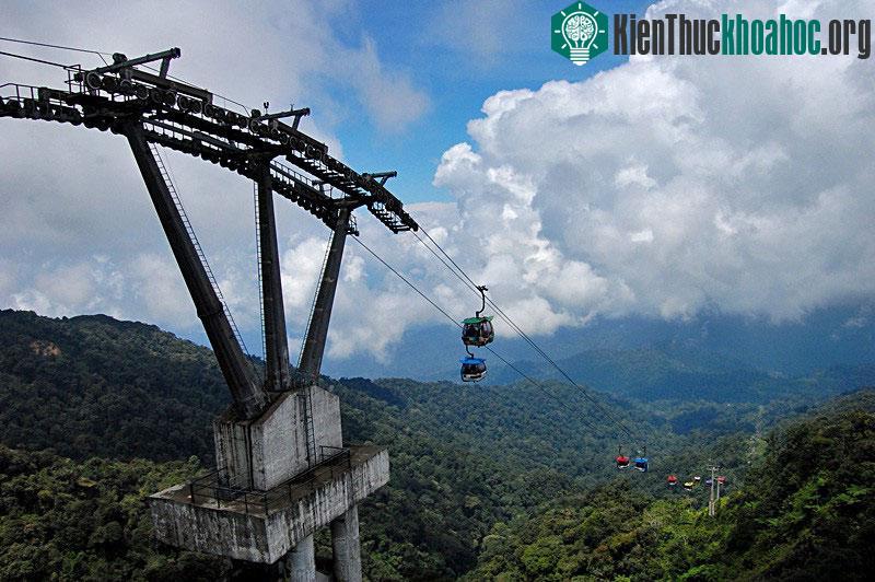 Genting Skyway, Malaysia: Đây là cáp treo nhanh nhất thế giới, nối thị trấn Gohtong Jaya với khu giải trí Resort Hotel ở cao nguyên Genting, bang Pahang. Khu giải trí nằm ở độ cao 2.027 m so với mự...