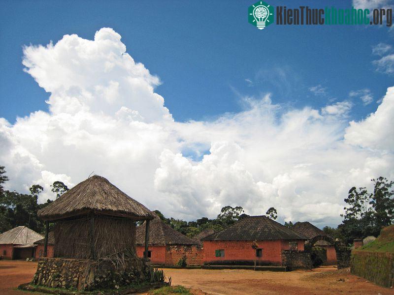 Cung điện Bafut gồm hơn 50 tòa nhà được xây dựng quanh đền thờ Achum.