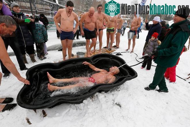 Những thành viên của Cryophile có sở thích đặc biệt là bơi lội khi nhiệt độ giảm xuống tới -30 độ C hoặc thấp hơn trong thời tiết lạnh giá kéo dài của Siberia. Ngoài ra, còn nhiề...