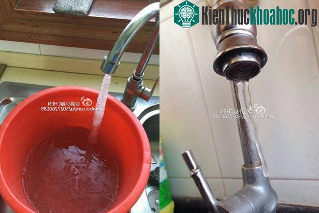 Nước chảy ra từ vòi, nước trong xô chậu đều bị đóng băng.