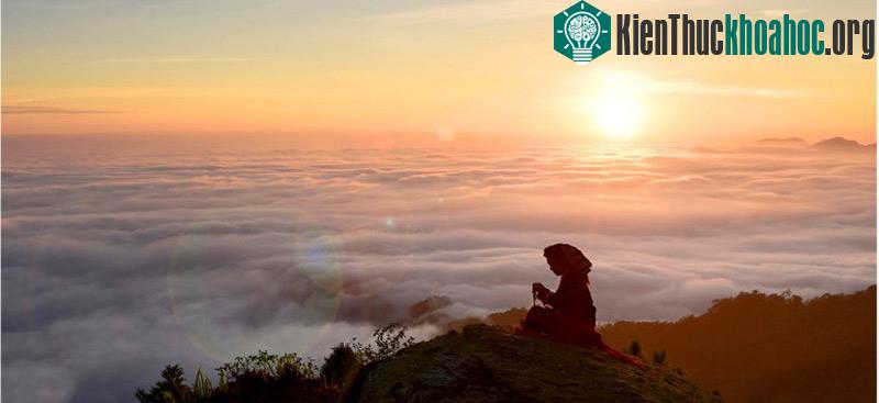 Bình minh trên đỉnh Chiêu Lầu Thi, độ cao 2.402 m.