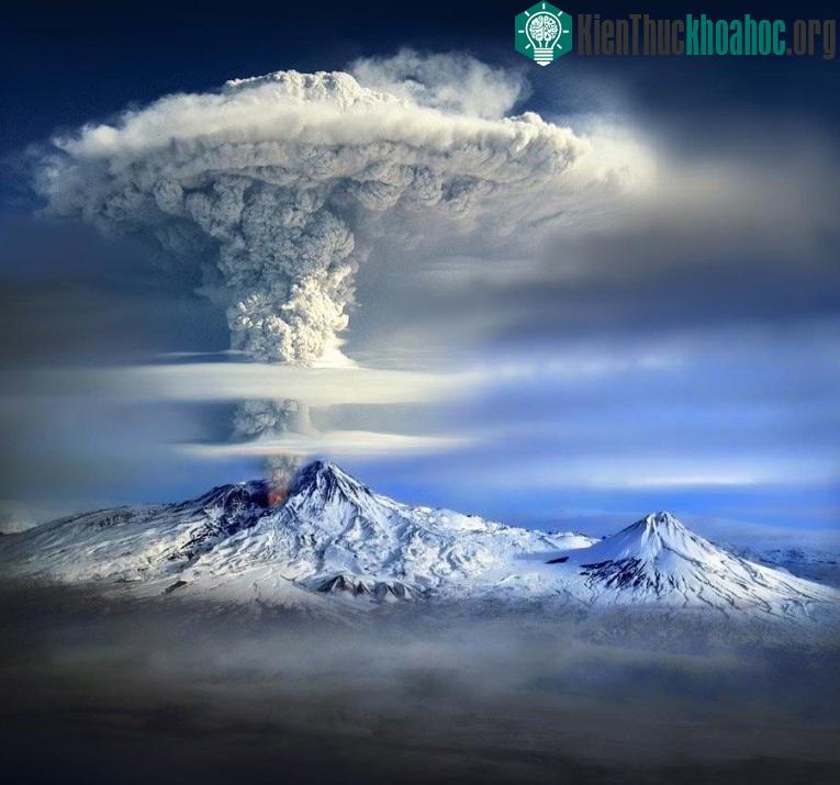 Núi Ararat là một núi lửa hình nón ở Thổ Nhĩ Kỳ. Nó có hai đỉnh Greater Ararat (đỉnh cao nhất ở Thổ Nhĩ Kỳ với độ cao 5.137 m/16.854 ft) và Lesser Ararat (với độ cao 3.896 m/12.782 ft).