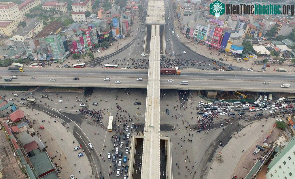 Vào giờ cao điểm sáng nay, nút giao này không còn cảnh kẹt cứng các phương tiện kéo dài như những ngày qua.