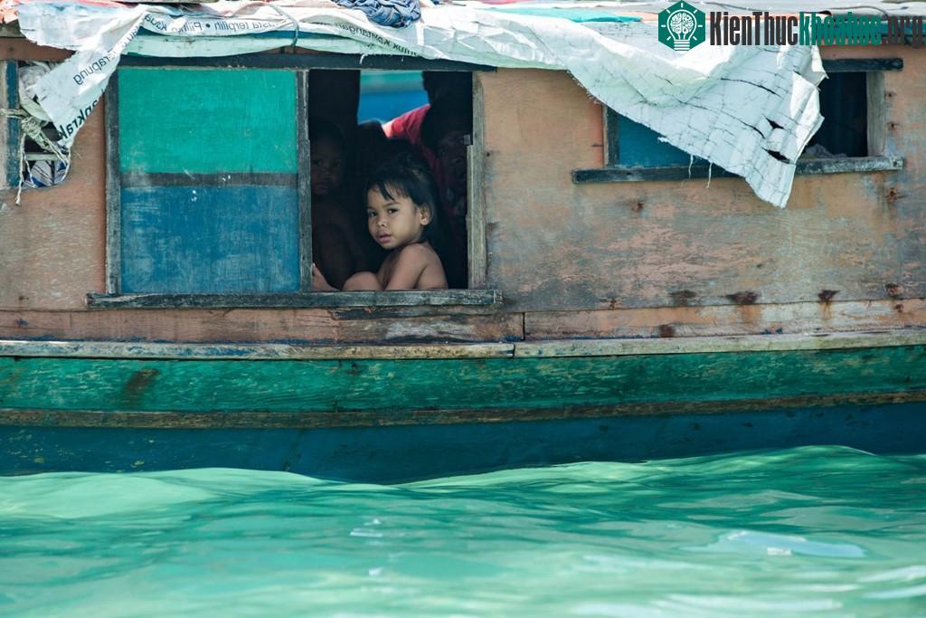 Ngày nay, một số người du mục đã chuyển vào bờ để sống, những nhiều người vẫn bám trụ lại với biển, sống trong những ngôi làng nổi dựng trên những rặng san hô.