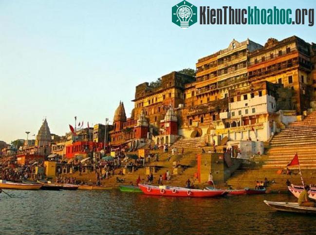 Ahilya Ghat bên bờ sông Hằng ở Varanasi, Ấn Độ. (Ảnh: CC BY SA 2.0).