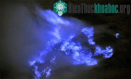 Hiện tượng những đám lửa xanh trên miệng núi lửa được quan sát rõ khi ánh sáng ban ngày mất dần.