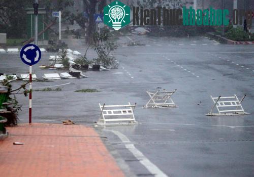 Nhiều vật dụng của người dân bay hết ra đường.