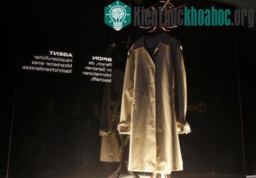 Chiếc áo khoác, biểu tượng gián điệp, được đặt tại cửa ra vào bảo tàng
