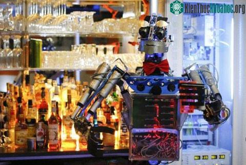 t robot Carl tại quầy bar trong tư thế sẵn sàng phục vụ khách hàng ở Robot bar and Lounge ở Ilmenau.