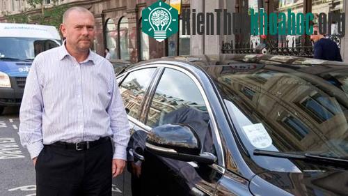 Doanh nhân&nbsp;Martin Lindsay rất tức giận khi khung thép dọc chiếc xe Jaguar XJ của ông bị méo mó do ánh sáng từ ngôi nhà chọc trời bọc kính.&nbsp;