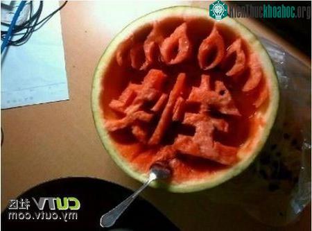 Tạo hình thú vị trên dưa hấu bằng thìa