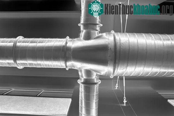 Ống dẫn trong hệ thống dẫn khí HVAC. Ảnh chụp bởi Jeremy Cox.