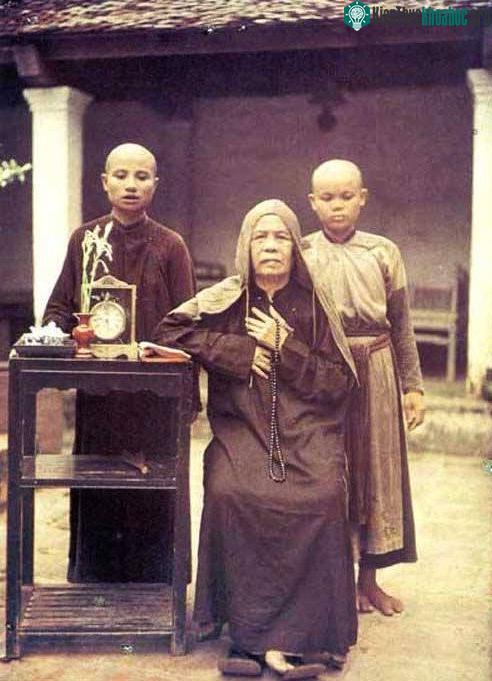 Nhà sư 100 năm trước.