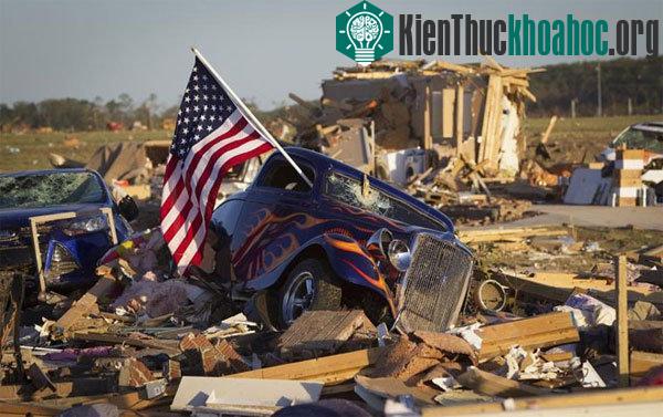 Đống đổ nát sau một cơn lốc xoáy gần Vilonia, bang Arkansas, Mỹ, hôm 28/4.