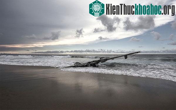 Tàu bay lưỡng cư hai động cơ Grumman HU-16 Albatross của Mỹ rơi xuống bờ biển ở Mexico, nhưng đáng kinh ngạc là không ai thiệt mạng.