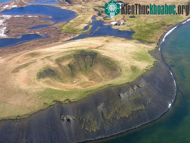 Pseudocraters cũng đã được phát hiện trong khu vực Athabasca Valles của sao hỏa, nơi dòng dung nham chảy vào mạch nước ngầm được đun sôi trong những t...