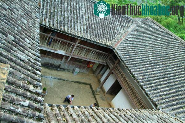 Ngay từ khi xây nhà này, cụ Vương Chính Đức đã tính toán nó là pháo đài, có khả năng phòng vệ và chiến đấu, chịu được thời gian, thiên nhiên. Ngôi nhà...