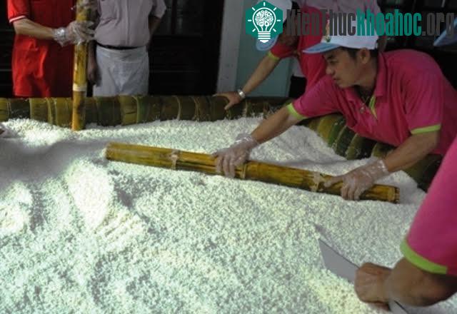Phủ kín nếp lên trên bề mặt chiếc bánh.