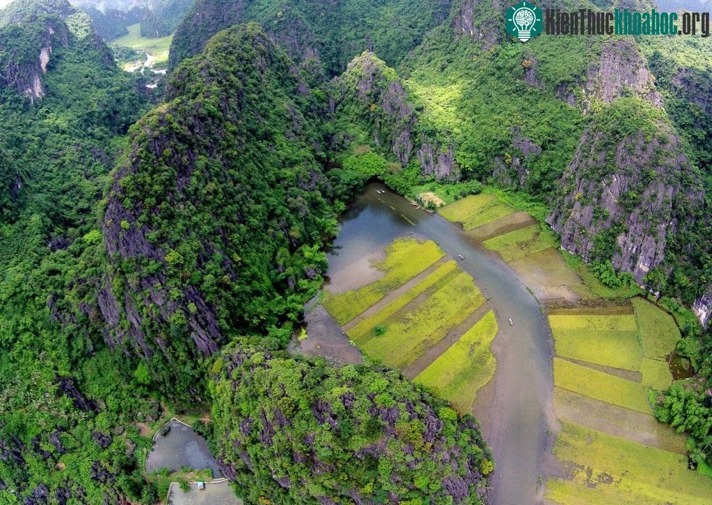Tam Cốc - Bích Động nằm trong quần thể danh thắng Tràng An, và được ví như "Hạ Long trên cạn" hay "Nam thiên đệ nhất động". (Ảnh: ...