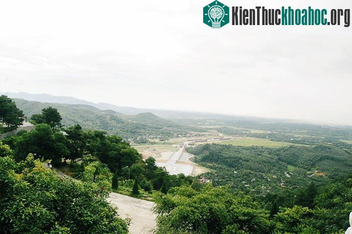 Sau khi thăm thiền viện, du khách còn có thể đi tham quan khu di tích danh thắng Tây Thiên cổ tự, đi cáp treo lên núi thăm chùa Tây Thiên, đền Quốc Mẫ...
