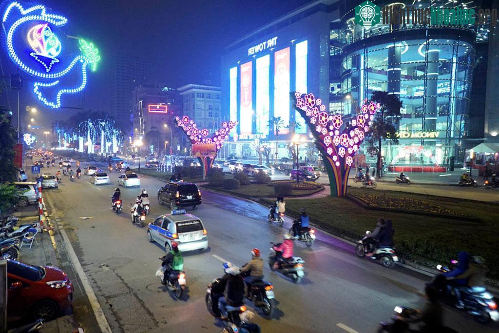 Đường Nguyễn Chí Thanh với hai làn đường lớn được xem là con đường đẹp nhất Việt Nam.