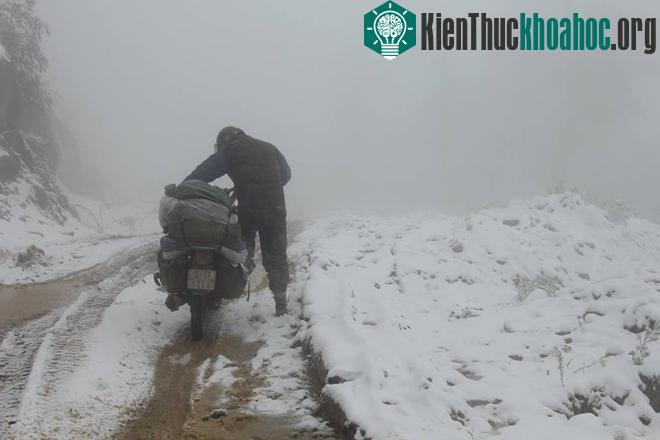 Phó tổng giám đốc Trung tâm khí tượng thủy văn quốc gia Lê Thanh Hải cho biết hiếm có khi nào thành phố Vinh xuống xấp xỉ 7 độ C như ngày 24/1, băng g...