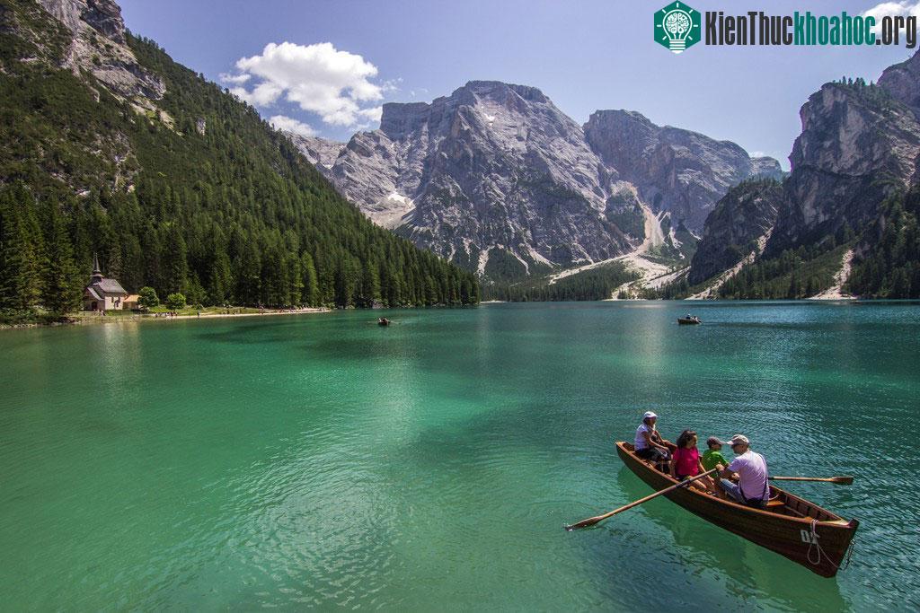 Du khách thư giãn trên hồ Braies, Italy.