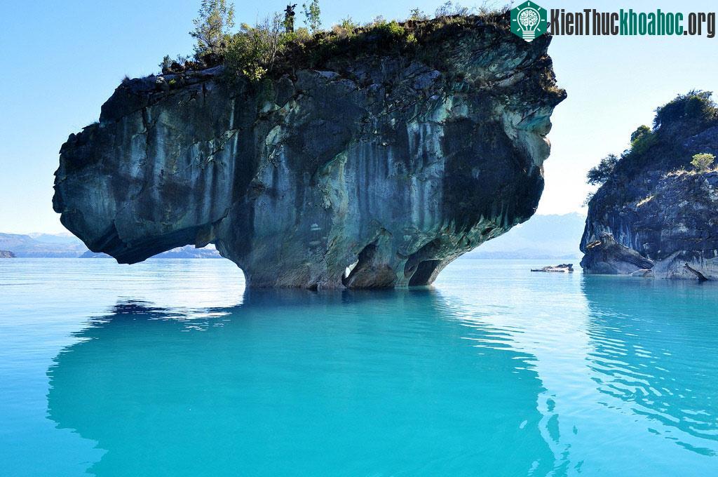 Thường được gọi là Nhà thờ đá cẩm thạch, Capillas de Marmol nằm ​​trong hồ Carrera là một trong những danh thắng kỳ lạ thể hiện sự hoàn thiện thẩm mỹ ...