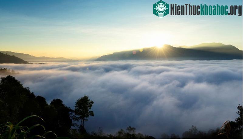 Ban mai trên cổng trời ở bản Luốc.