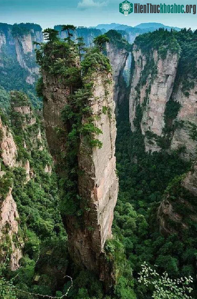 Đỉnh núi chia đôi, cao vời vợi.