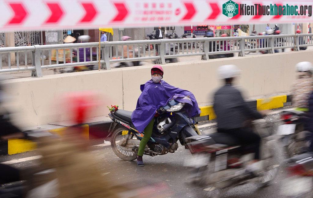 Trong ngày đầu, xuất hiện một số trường hợp vi phạm giao thông. Một phụ nữ sau khi di chuyển được nửa hầm bất chợt quay lại đi ngược chiều.