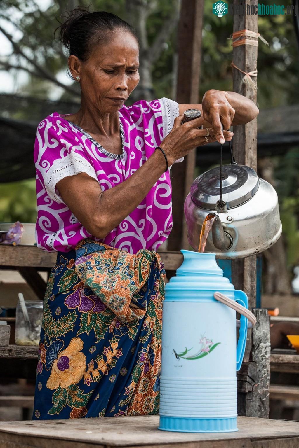 Mọi người, từ già đến trẻ, đều tham gia đánh bắt cá.