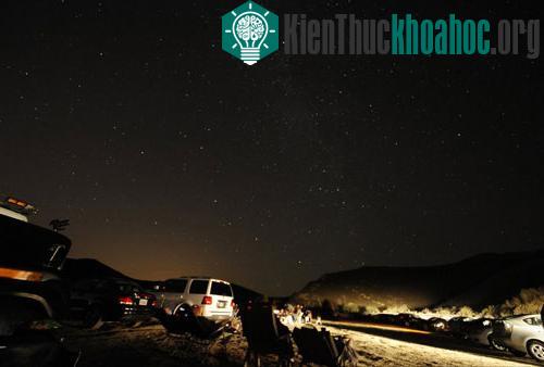 Mọi người tập trung tại hồ Castaic Lake, California, Mỹ, để chờ ngắm sao băng Perseids.