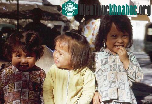 Chùm ảnh màu đăc sắc về trẻ em miền Nam, Trung trước 1975
