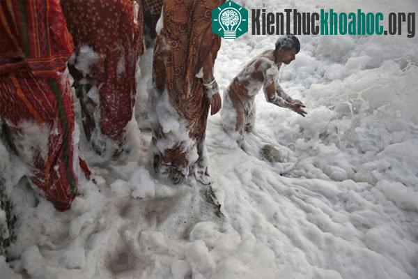 Dòng nước ô nhiễm sủi đầy bọt trên sông Yamuna, New Delhi, Ấn Độ.