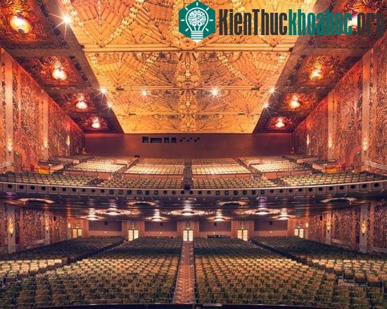 8. Một phòng chiếu bắt mắt khác nằm trong tổ hợp rạp Paramount tại California, Mỹ.