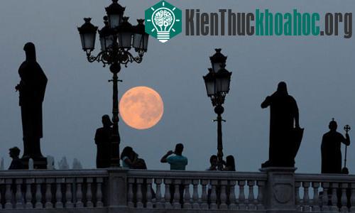 Mọi người ngắm siêu Trăng từ cây cầu trên sông Vardar ở Skopje, Macedonia.