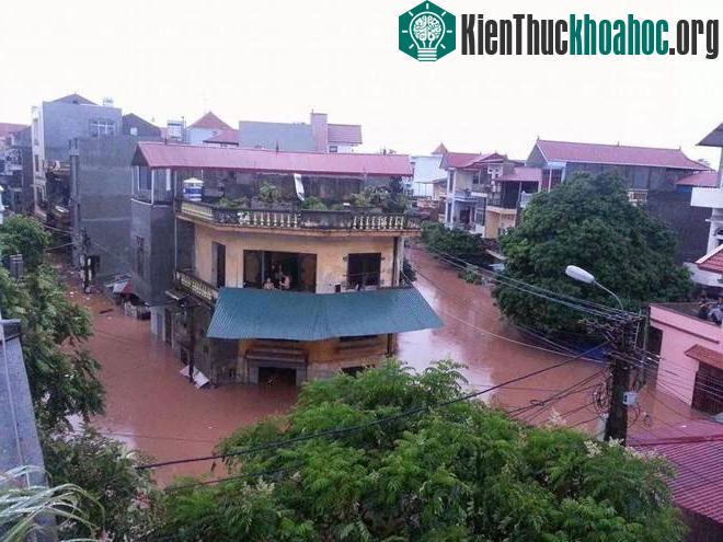 Nước ngập gần hết tầng một của ngôi nhà hai tầng.