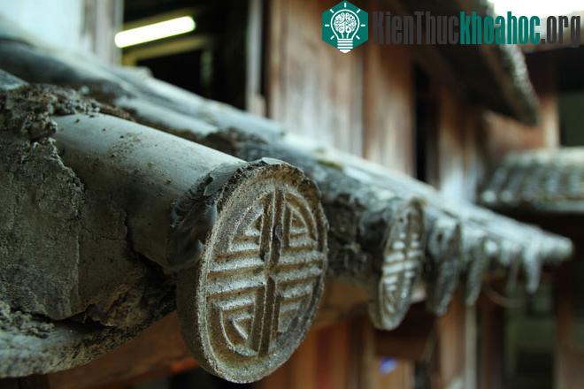 Nhà Vương có mái lợp ngói máng, hiên nhà lợp ngói ống trang trí hoa văn hình chữ "thọ".