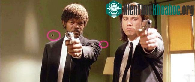 Hai chiếc lỗ đã xuất hiện trên tường trước khi hai anh chàng này nổ súng