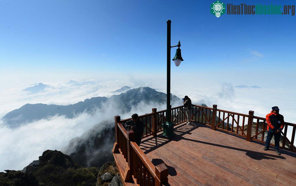 Nóc nhà Đông Dương ở độ cao 3.143 m. Trong thời tiết nắng ấm, mây vờn, du khách có cơ hội chiêm ngưỡng, chụp ảnh từ ban công gỗ.
