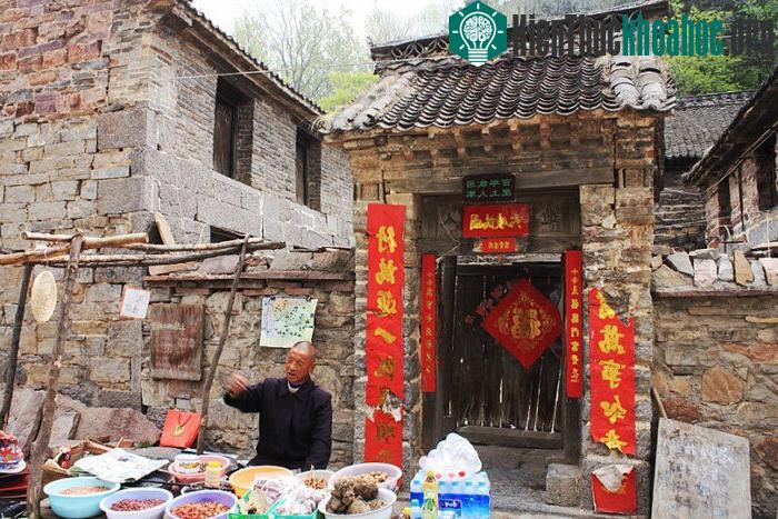 Một người trong số 13 người đàn ông đó chuyển sang làm nghề buôn bán nhỏ.