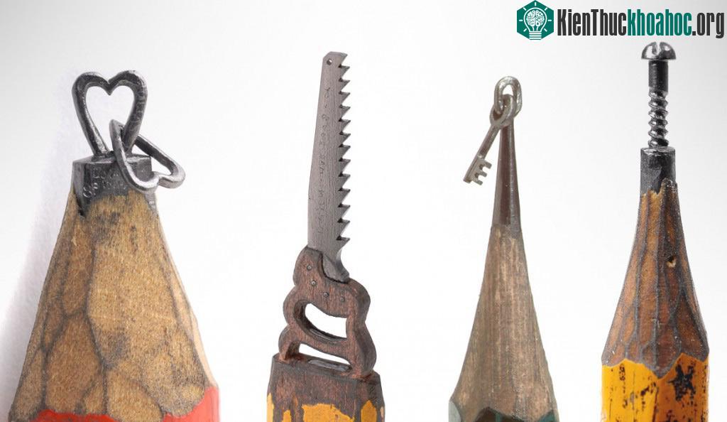 Những dụng cụ và tác phẩm tí hon trên đầu bút.