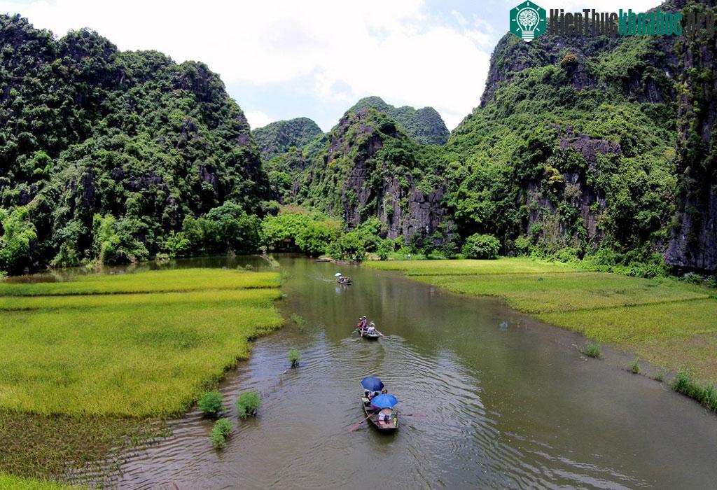 Tam Cốc có nghĩa là "ba hang", bao gồm hang Cả, hang Hai, và hang Ba... Cả ba hang đều được tạo thành bởi dòng sông Ngô Đồng đâm xuyên qua n...